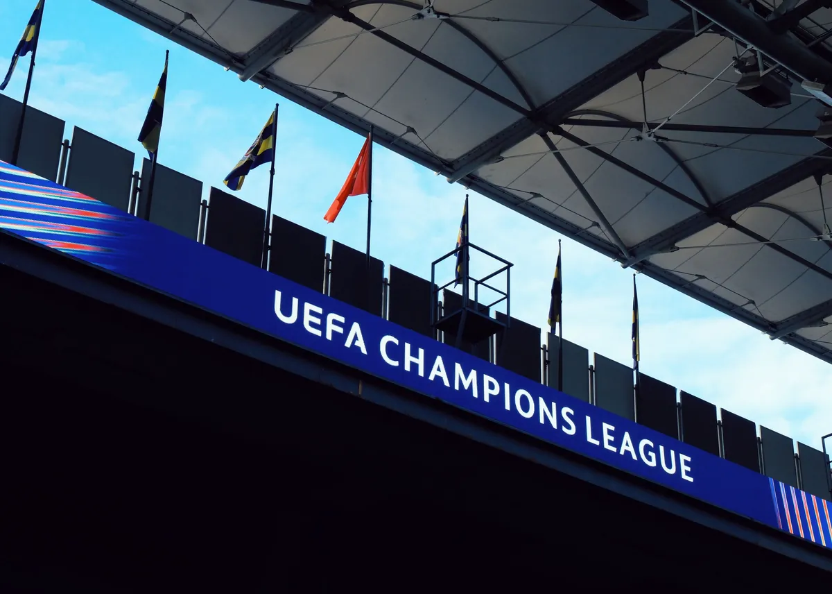 Tribune d'un stade un soir de Ligue des champions