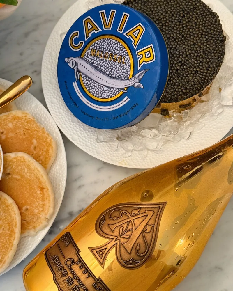 Caviar, blinis et champagne sur une table de marbre