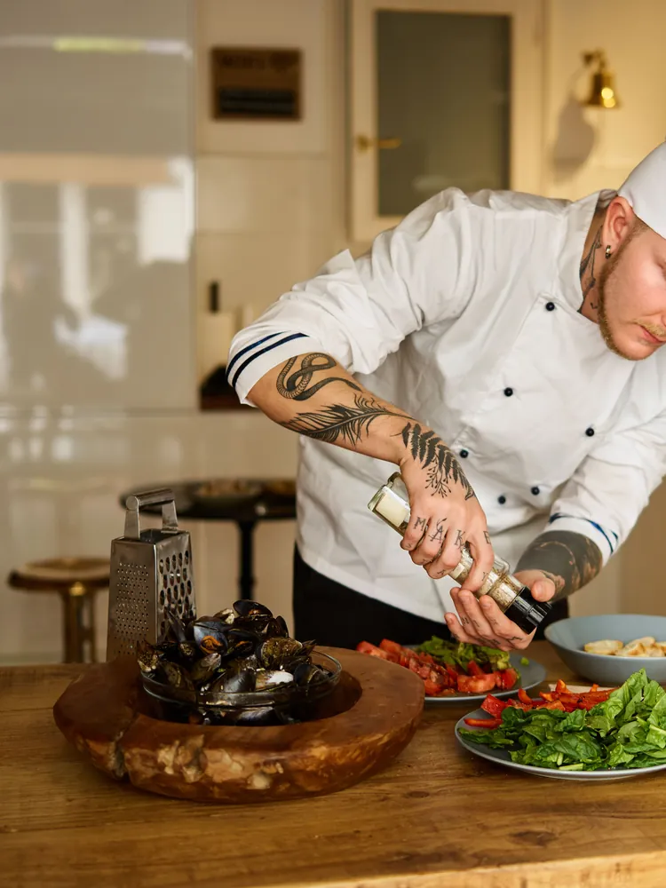 Chef privé préparant un repas en cuisine