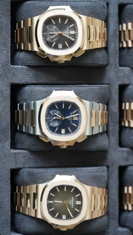 Trois montres sport en or et acier présentées sur un plateau
