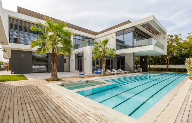 Villa contemporaine avec piscine et palmiers, à Dubaï