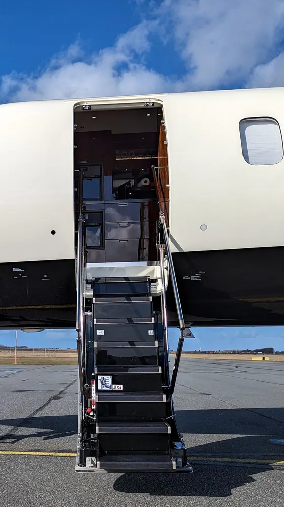 Passerelle d'un jet privé dépliée sur le tarmac