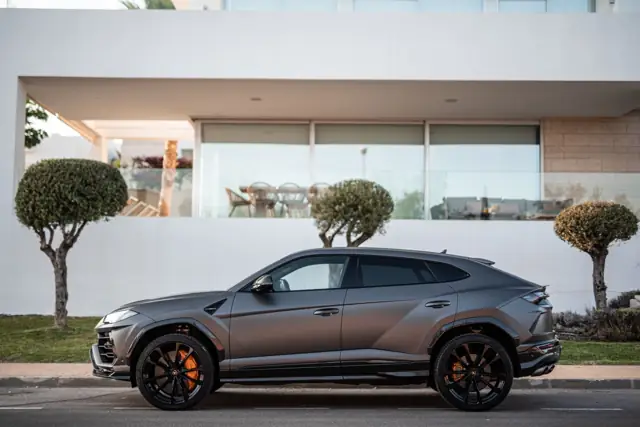 SUV sportif gris garé devant une villa