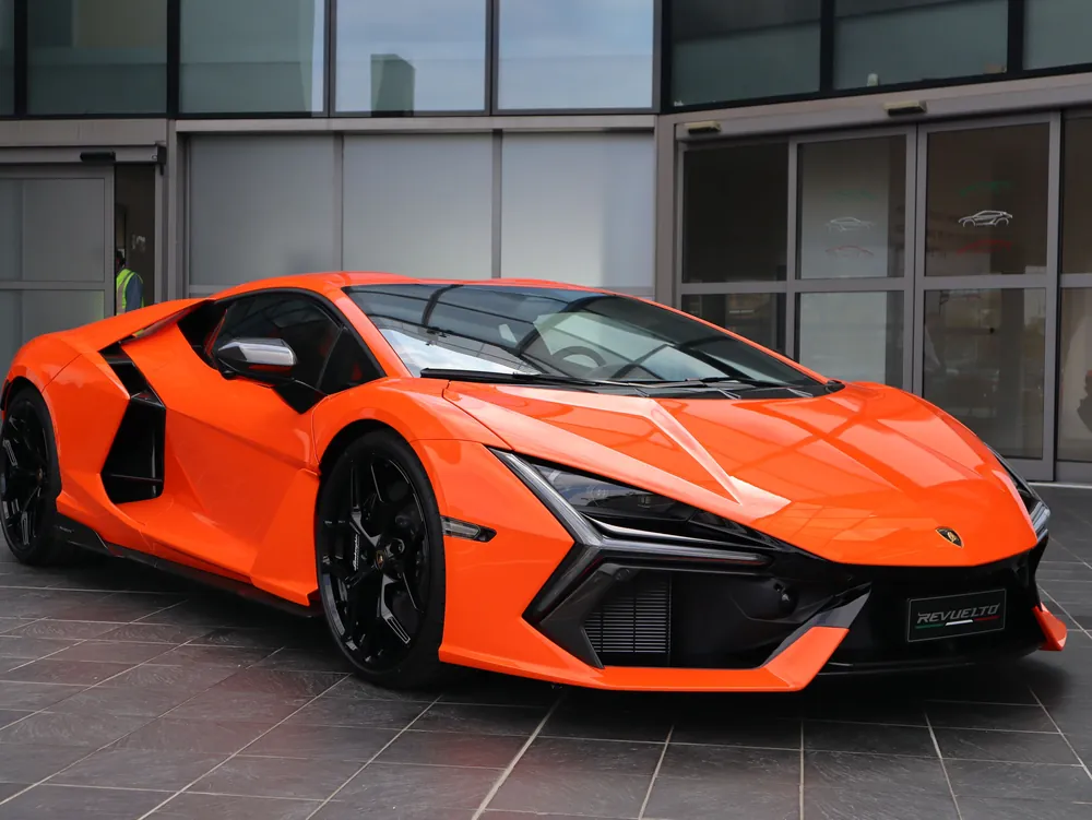 Lamborghini Revuelto orange devant un showroom