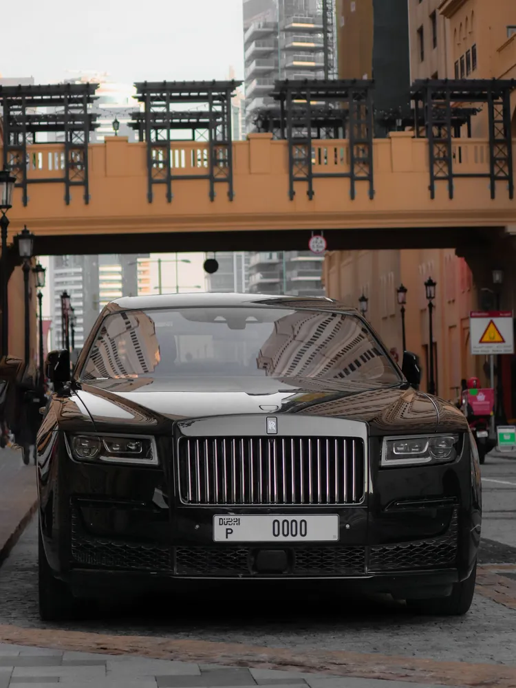 Rolls-Royce Ghost noire, vue de face